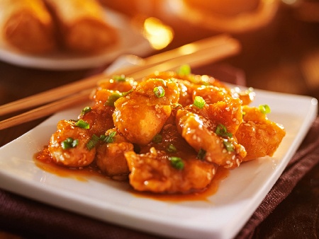 Класически панирани пилешки хапки от гърди в царевично нишесте и бакпулвер сладко кисел сос по китайски - снимка на рецептата